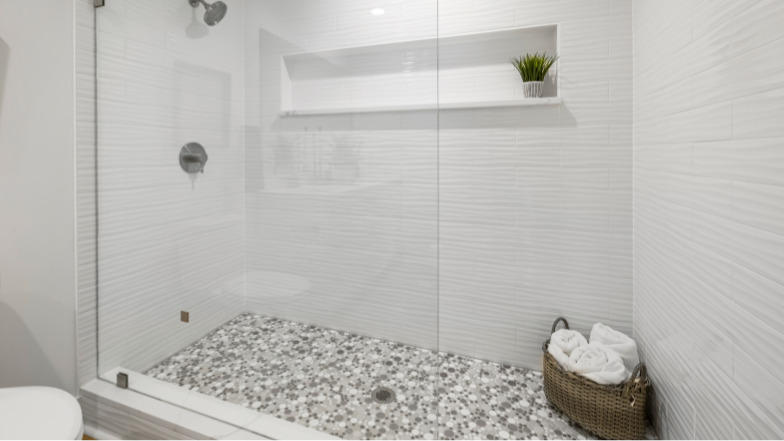 Szklane kabiny prysznicowe na zamówienie – dlaczego są tak chętnie wybierane?
